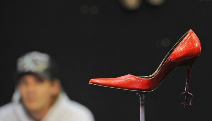 Видео срывает покровы: как создаются туфли Prada и Louis Vuitton