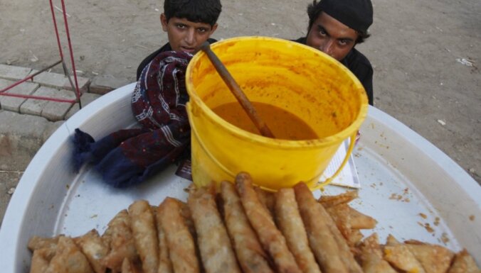 Pakistānā pēc saindētu saldumu ēšanas miruši vismaz 23 cilvēki