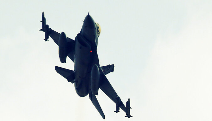 ASV senatori mudina Pentagonu izvērtēt iespējas nosūtīt F-16 iznīcinātājus Ukrainai