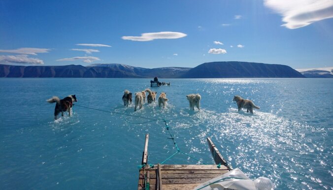 Grenlandes ledāju straujajā kušanā vainojami arī okeāna siltie ūdeņi, liecina pētījums