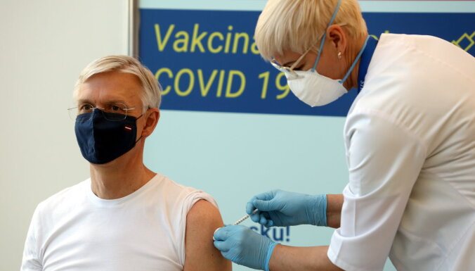 Левитс и Кариньш сделали прививку от Covid-19. Сегодня вакцину получат экс-президенты Латвии