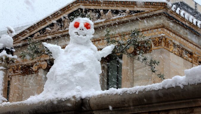 ФОТО: "Медея" засыпала снегом афинский Акрополь