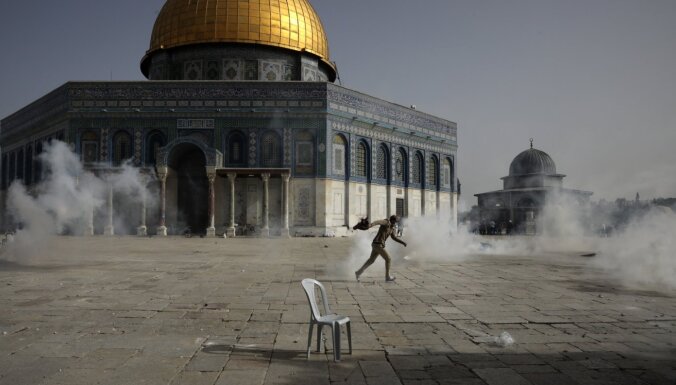 Jeruzalemes nozīmīgākajā svētvietā notiek Izraēlas policijas un palestīniešu sadursmes