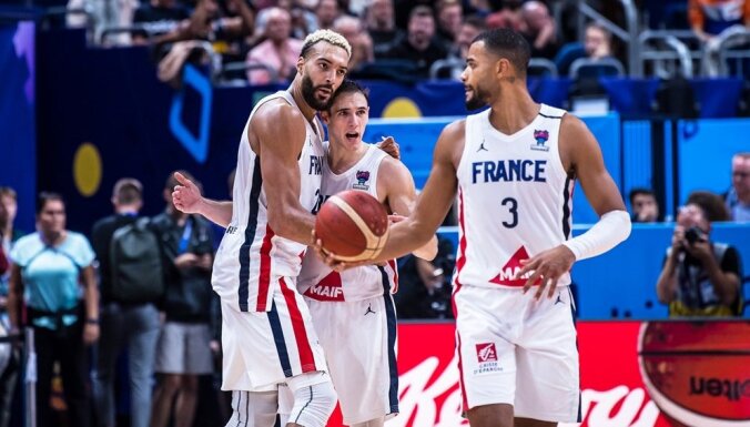 'Eurobasket 2022': Francija grandu cīņā pagarinājumā 'salauž' Itāliju un iekļūst pusfinālā