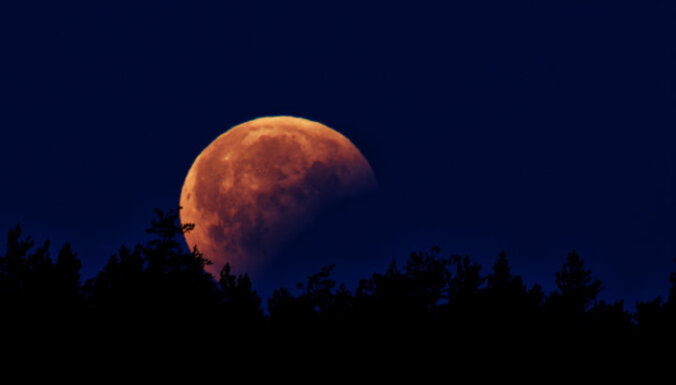ФОТО, ВИДЕО: Читатели делятся фотографиями лунного затмения