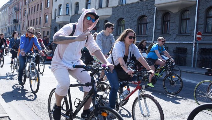 Video un foto: Rīgas ielas pārņem Kritiskās masas velobrauciens