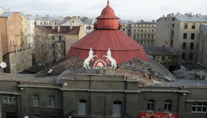 Фасад здания Рижского цирка обваливается; возможно, здание уходит под землю
