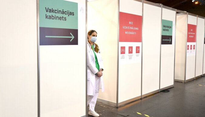 Vakcinēšanās pret Covid-19 Latvijā turpina apsīkt