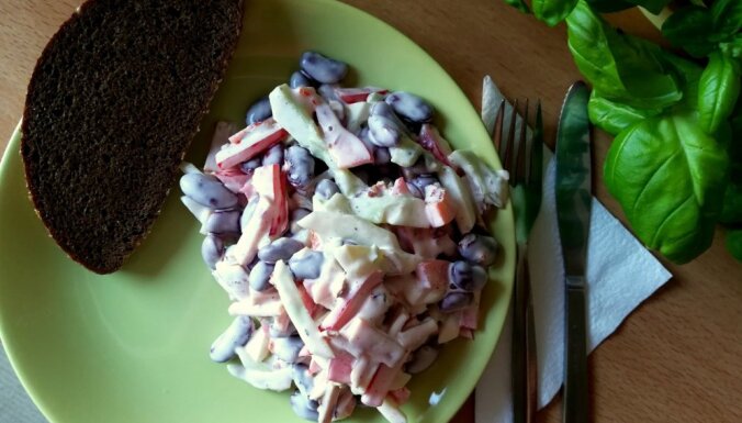 Ātrie pupiņu salāti ar žāvētu gaļu, papriku un gurķiem