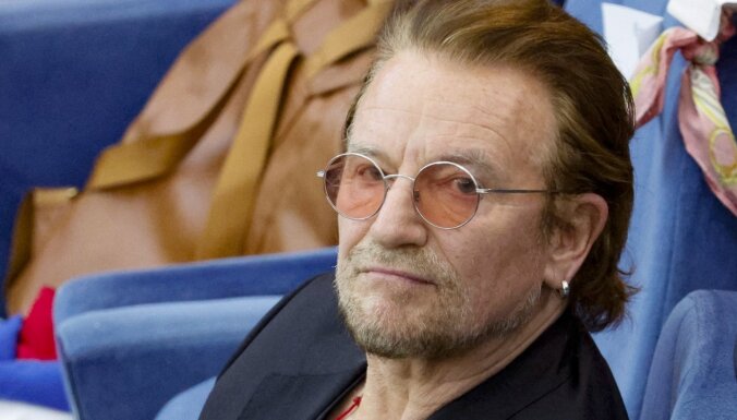 Bono tikai pusmūžā uzzina, ka viņa tēvam ir ārlaulības dēls