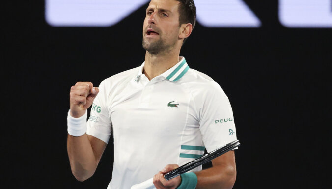 Džokovičs aptur Medvedeva uzvaru sēriju un izcīna savu astoņpadsmito 'Grand Slam' titulu