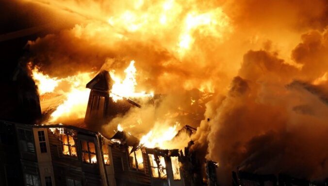 Пожарные почти 10 часов тушили пожар в Стопиньском крае; пострадали четыре человека