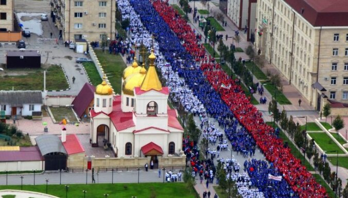 Foto: Godinot Putinu, tūkstoši Čečenijā saģērbjas Krievijas karoga krāsās