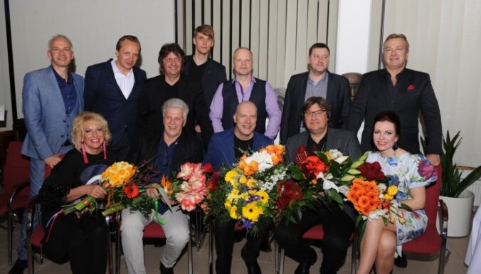 Foto: 'Zodiaks', 'Sīpoli' un 'Turaidas roze' satiekas Aivara Gudrā jubilejas koncertā