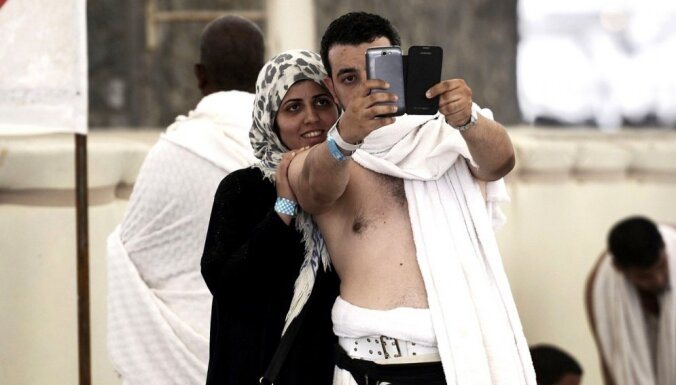 Musulmaņus pārņēmis selfiju neprāts; garīdznieki dusmīgi