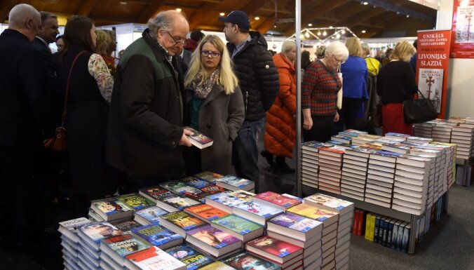 Foto: Svētki lasītājiem – Ķīpsalā sākusies ikgadējā Latvijas grāmatu izstāde