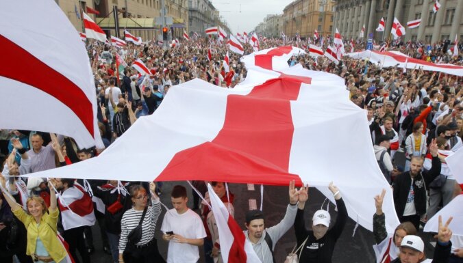 Власти Белоруссии решили добиваться признания экстремистским бело-красно-белого флага