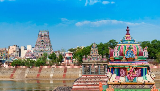 Klintīs grebti un simtiem skulptūru rotāti tempļi Indijas reģionā Tamilnadu