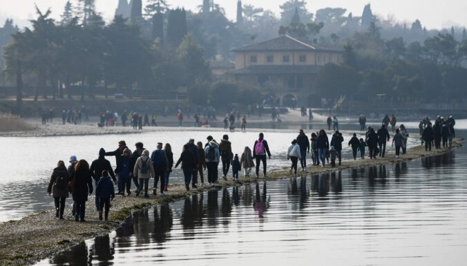 ФОТО. Зимняя засуха в Италии открыла скрытую дорогу на один из островов на знаменитом озере Гарда
