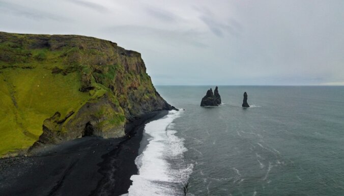 Piķa melna pludmale Islandē, kur atrodamas savdabīgas klintis