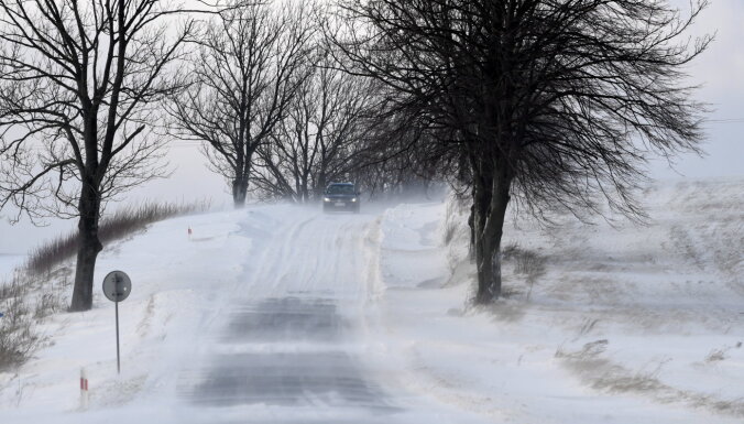 Autoceļi daudzviet sniegoti un apledo; strādā 151 ziemas tehnikas vienības