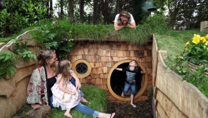 Foto: Mīlošs tētis bērniem uzbūvē sapņu mājiņu kā hobitiem