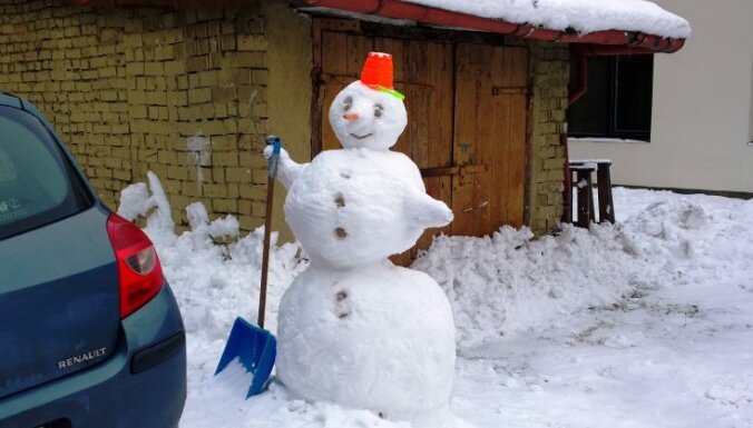 Foto: Dažādās Latvijas vietās savelti amizanti sniegavīri
