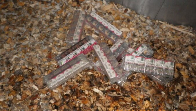 Foto: VID šķeldas kravās uziet 700 000 kontrabandas cigarešu