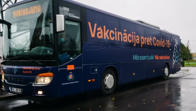 В нескольких микрорайонах Риги можно будет сделать прививку от Covid-19 в специализированных автобусах