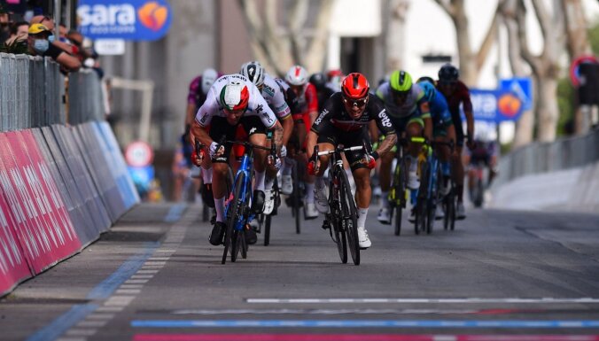 Jūens finiša spurtā uzvar 'Giro d'Italia' piektajā posmā; Landam smags kritiens