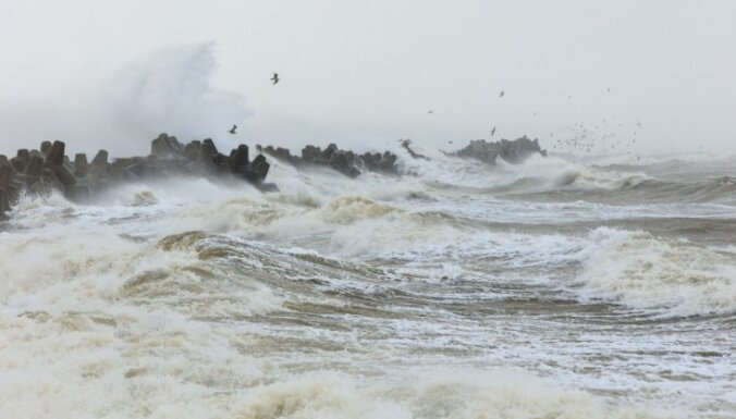 На Балтике штормит: в северной части Рижского залива волны до трех метров