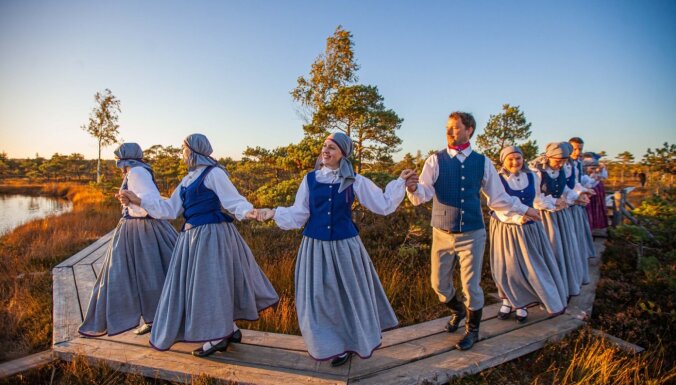 Rudenīgi krāšņi foto: Dejotāji no visas Latvijas tiekas Ķemeru purvā