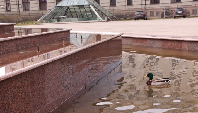 ФОТО: После долгого перерыва у Дома конгрессов вновь заработал фонтан