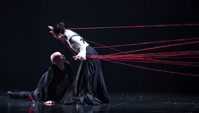 Foto: Liepājas teātra 108. sezonu atklāj kustību izrāde 'Indulis un Ārija'