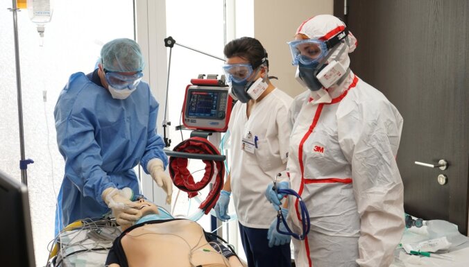 Foto: RAKUS mediķi mācībās izspēlē palīdzības sniegšanu 'Covid-19' slimniekam