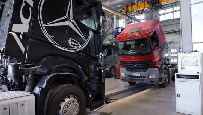 Foto: Investējot divus miljonus eiro, atklāts 'Domenikss' kravas automobiļu centrs Sauriešos