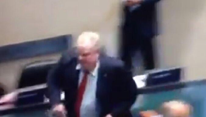 Kreku smēķējošais Toronto mērs turpina plosīties arī darbā