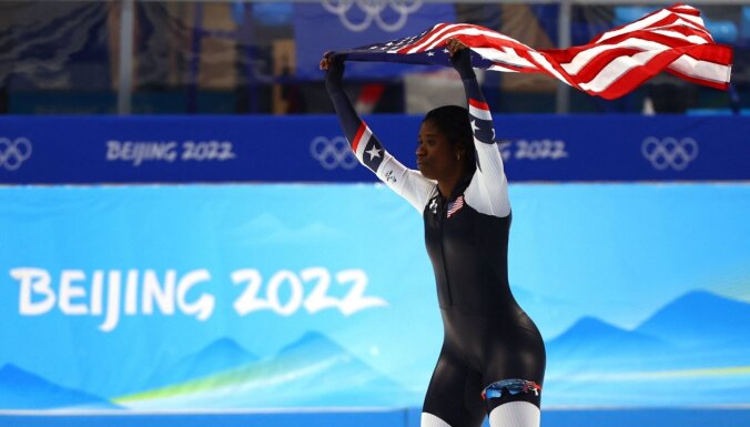 Džeksona kļūst par pirmo tumšādaino olimpisko čempioni ātrslidošanā