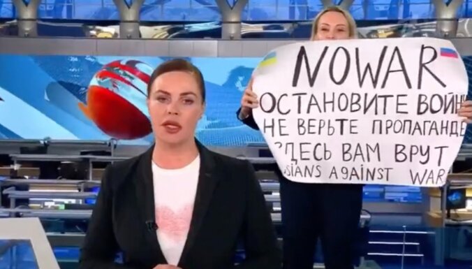 Krievijas 'Pirmā kanāla' ziņās uzzib pati redaktore ar pretkara plakātu