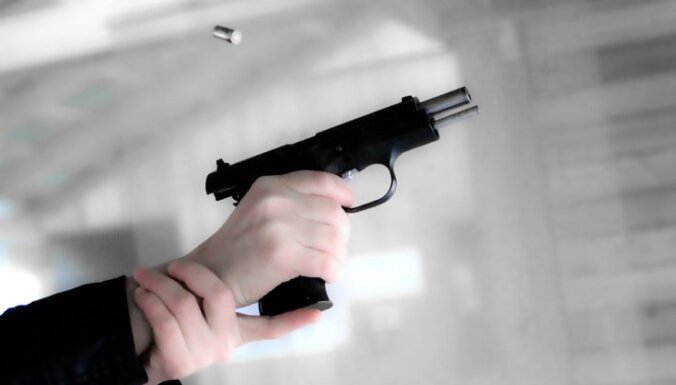 Dzenoties pēc Jēkabpils spēļu zāles laupītājiem, nošauts policists un divi likumsargi ievainoti