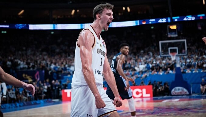 'Eurobasket 2022': Vācija ceturtdaļfinālā 'sabradā' Grieķiju, Adetokunbo un Šrēderu izraida no zāles