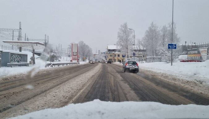 В Риге из-за снега опаздывает общественный транспорт