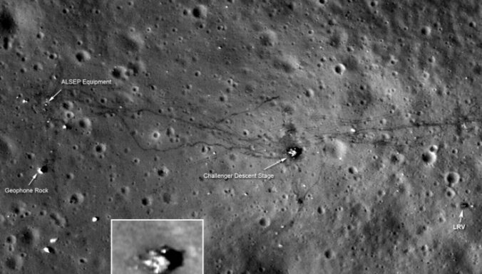 NASA сфотографировала четкие следы человека на Луне