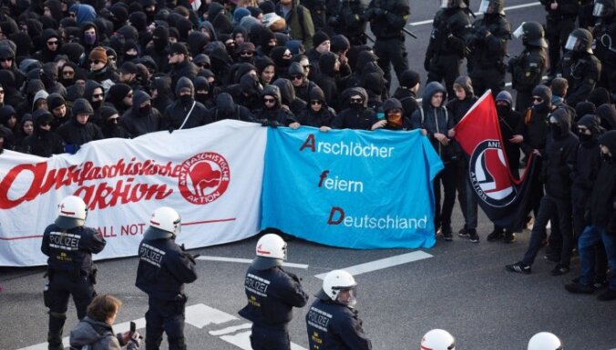 Protests pret galēji labējo partiju Vācijā pāraug sadursmēs; 400 aizturēto