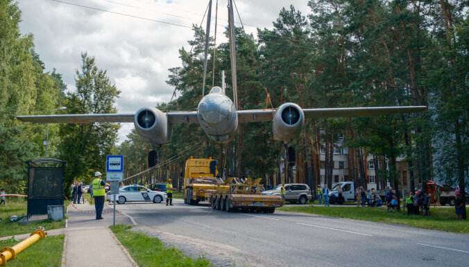 ФОТО: Скултский самолет ИЛ-28 перенесли в Музей авиации