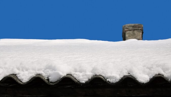 Sniega kupenas uz jumta – speciālista padomi tā tīrīšanā
