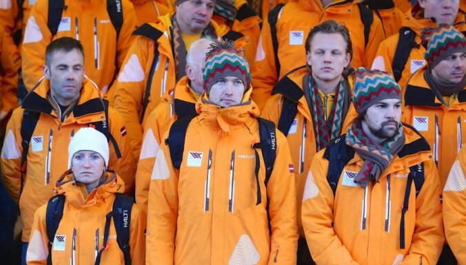 Latvijas olimpiskā komanda Soču Olimpiādes atklāšanas ceremonijā iesoļos dzeltenajos tērpos