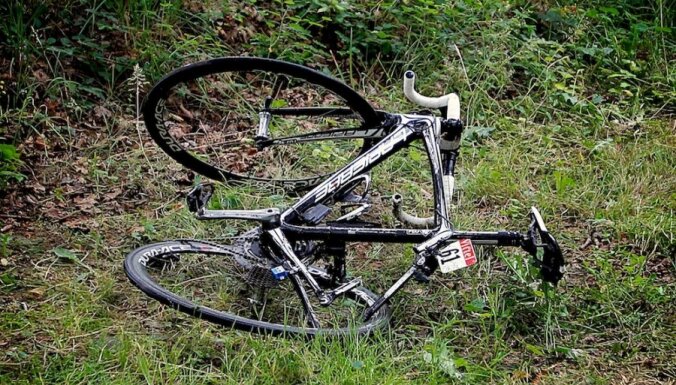 Autovadītājs Brazīlijā pēc sadursmes ar velosipēdu aizbrauc ar cietušā roku