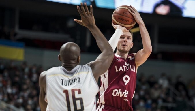 Latvijas basketbolisti vēl vienā aizsardzības cīņā pieveic Beļģiju un kvalificējas nākamajai kārtai