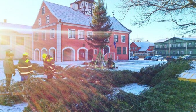 ФОТО. Зажгли по-новогоднему: 22 самых красивых елочки Латвии
